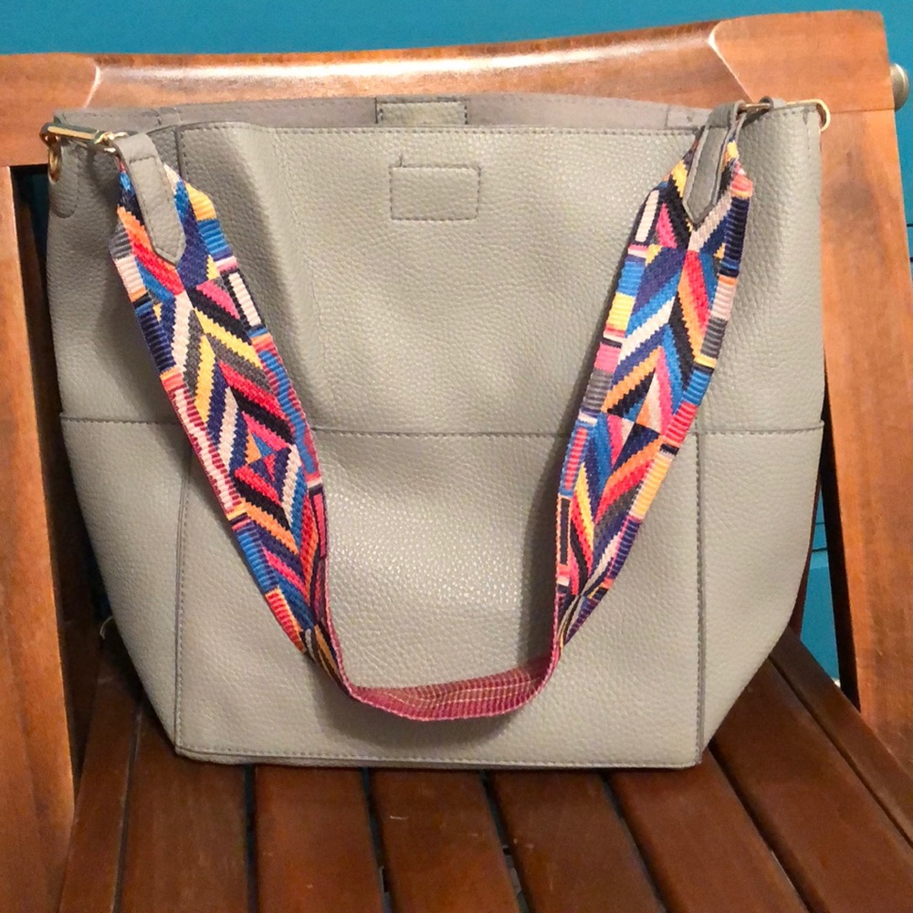 Grey leather bag with multicolor strap